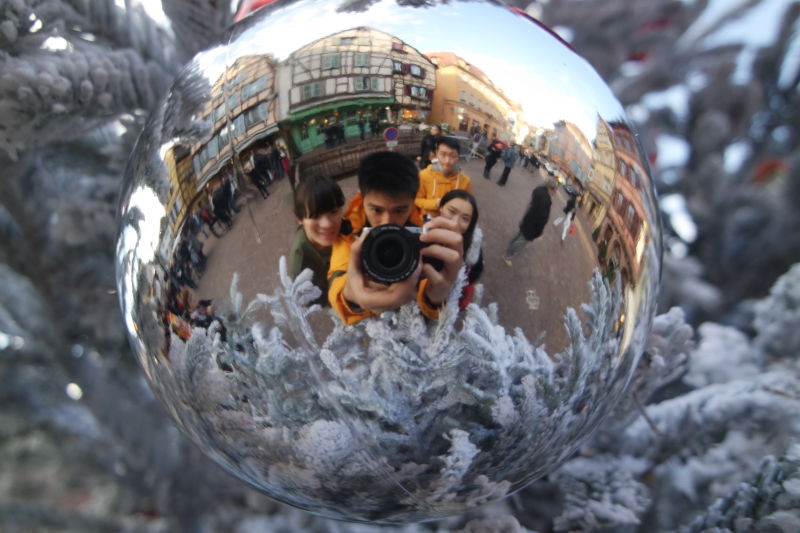 metallic sphere with reflection